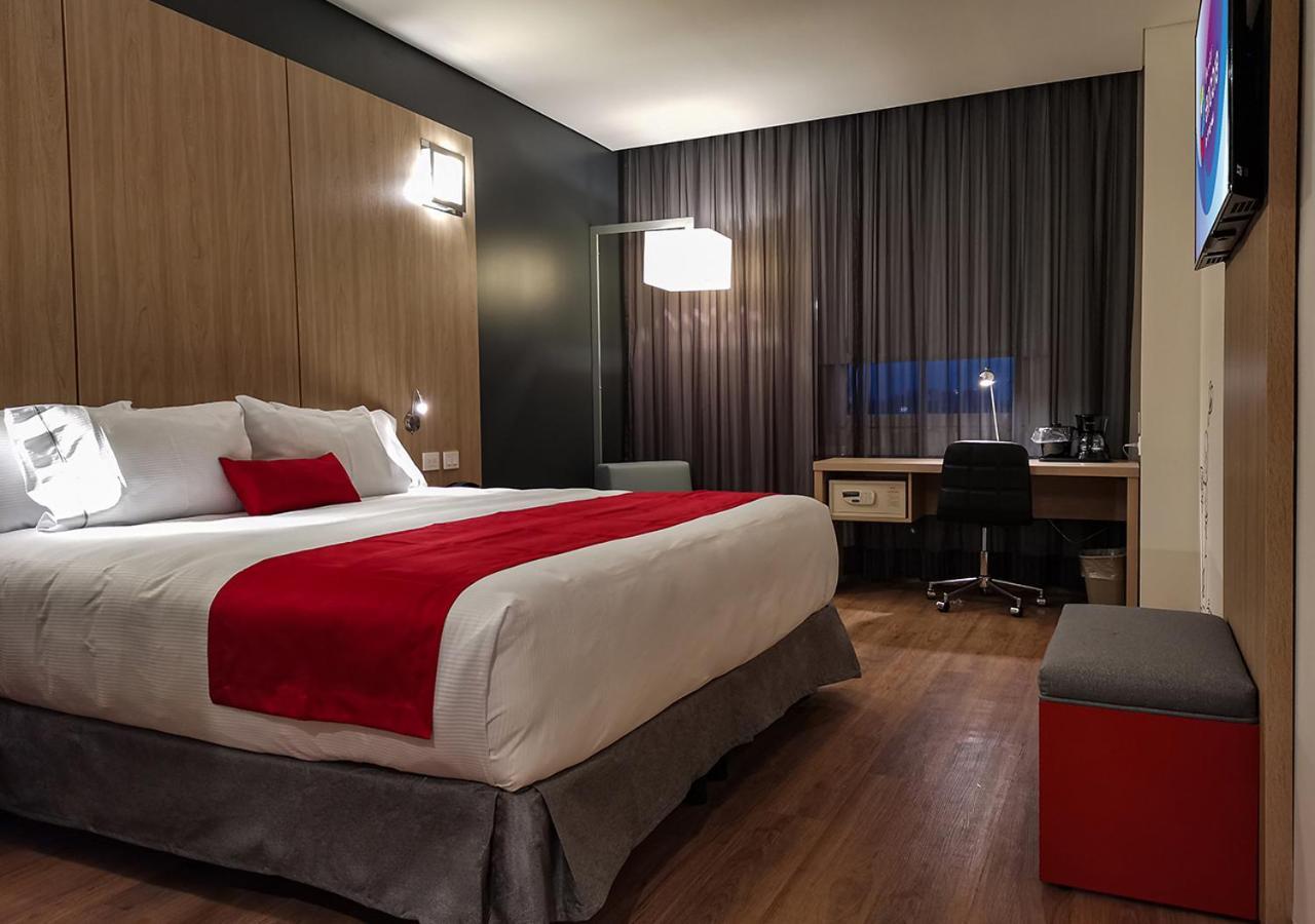 Ramada Encore By Wyndham Guadalajara Aeropuerto Las Pintas Eksteriør billede